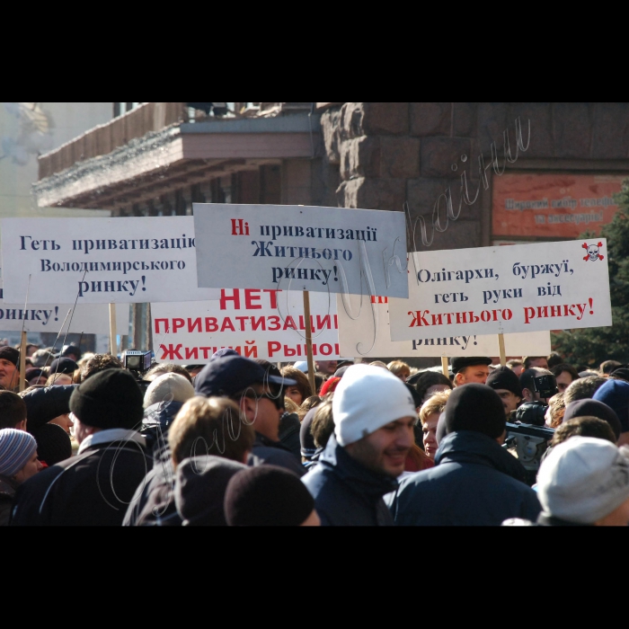 2 березня 2010 пікети біля КМДА з вимогами ухвалити рішення про скасування приватизації комунального майна (щодо Володимирського та Житнього ринків).