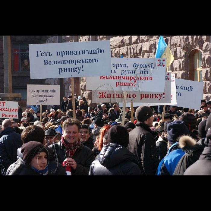 2 березня 2010 пікети біля КМДА з вимогами ухвалити рішення про скасування приватизації комунального майна (щодо Володимирського та Житнього ринків).