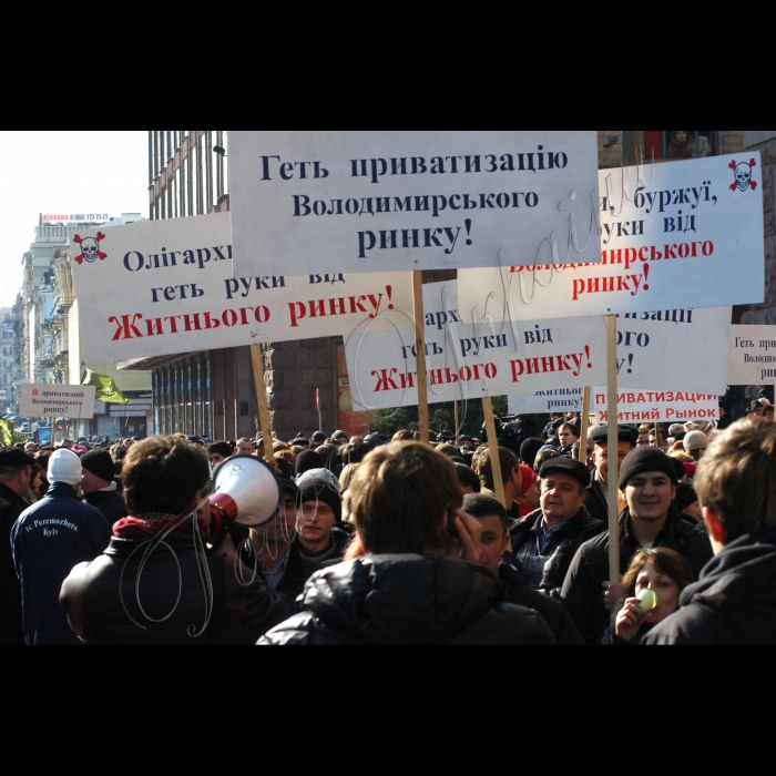 2 березня 2010 пікети біля КМДА з вимогами ухвалити рішення про скасування приватизації комунального майна (щодо Володимирського та Житнього ринків).