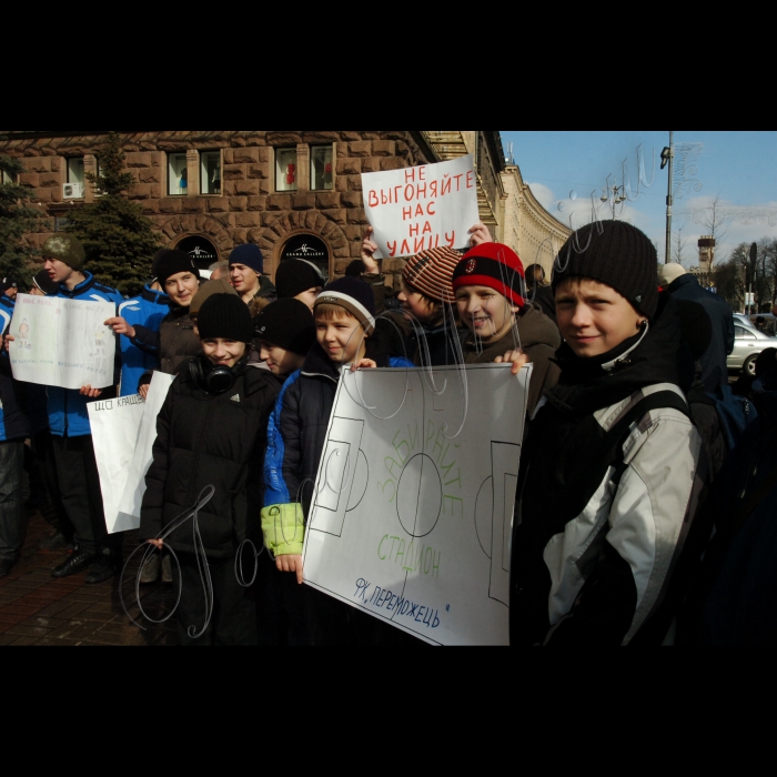 2 березня 2010 біля КМДА відбувся мітинг дитячо-юнацьких спортивних шкіл м. Києва за участю батьків та їхніх дітей, які займаються у спортивних школах. Дитячо-юнацькі спортивні школи м. Києва утримуються за рахунок міського бюджету. Із 2008 року міська влада припинила фінансування спортивних шкіл, унаслідок чого діти  масово почали покидати спорт і опинилися на «вулиці». Особливо страждають діти із малозабезпечених сімей.
