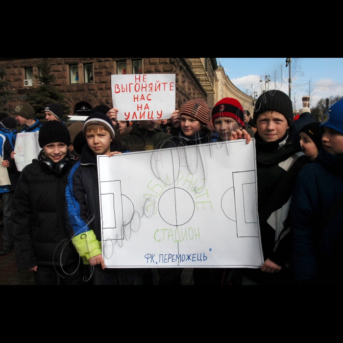 2 березня 2010 біля КМДА відбувся мітинг дитячо-юнацьких спортивних шкіл м. Києва за участю батьків та їхніх дітей, які займаються у спортивних школах. Дитячо-юнацькі спортивні школи м. Києва утримуються за рахунок міського бюджету. Із 2008 року міська влада припинила фінансування спортивних шкіл, унаслідок чого діти  масово почали покидати спорт і опинилися на «вулиці». Особливо страждають діти із малозабезпечених сімей.