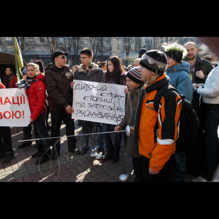 2 березня 2010 біля КМДА відбувся мітинг дитячо-юнацьких спортивних шкіл м. Києва за участю батьків та їхніх дітей, які займаються у спортивних школах. Дитячо-юнацькі спортивні школи м. Києва утримуються за рахунок міського бюджету. Із 2008 року міська влада припинила фінансування спортивних шкіл, унаслідок чого діти  масово почали покидати спорт і опинилися на «вулиці». Особливо страждають діти із малозабезпечених сімей.