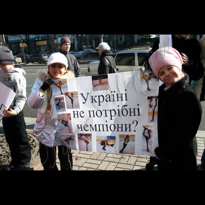 2 березня 2010 біля КМДА відбувся мітинг дитячо-юнацьких спортивних шкіл м. Києва за участю батьків та їхніх дітей, які займаються у спортивних школах. Дитячо-юнацькі спортивні школи м. Києва утримуються за рахунок міського бюджету. Із 2008 року міська влада припинила фінансування спортивних шкіл, унаслідок чого діти  масово почали покидати спорт і опинилися на «вулиці». Особливо страждають діти із малозабезпечених сімей.