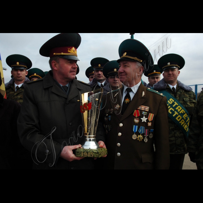 4 березня 2010 Одеська область, Рені. На виконання рішення Ради командувачів прикордонних відомств країн СНД від 04.06.2009 р. «Про проведення естафети Перемоги вздовж зовнішніх державних кордонів країн--учасниць СНД, присвяченої 65-й річниці Перемоги у Великій Вітчизняній війні, з метою вшановування героїчного подвигу воїнів-прикордонників, патріотичного виховання населення…» у міжнародних пунктах пропуску через Державний кордон України проводяться врочисті заходи щодо приймання-передачі кубка Перемоги.
Ізмаїльські прикордонники прийняли естафету від прикордонників республіки Молдова в міжнародному пункті пропуску «Рені-Джурджулешти». Генерал-майор, заступник Голови Південного регіонального управління Державної прикордонної служби Валерій Калюжний, голова ради ветеранів прикордонної служби Республіки Молдова полковник у відставці Юхим Донос.