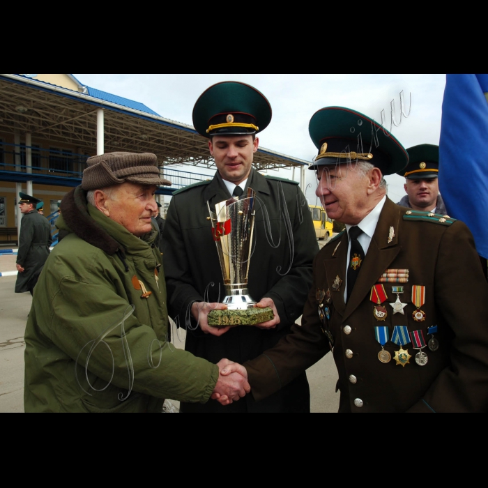 4 березня 2010 Одеська область, Рені. На виконання рішення Ради командувачів прикордонних відомств країн СНД від 04.06.2009 р. «Про проведення естафети Перемоги вздовж зовнішніх державних кордонів країн--учасниць СНД, присвяченої 65-й річниці Перемоги у Великій Вітчизняній війні, з метою вшановування героїчного подвигу воїнів-прикордонників, патріотичного виховання населення…» у міжнародних пунктах пропуску через Державний кордон України проводяться врочисті заходи щодо приймання-передачі кубка Перемоги.
Ізмаїльські прикордонники прийняли естафету від прикордонників республіки Молдова в міжнародному пункті пропуску «Рені-Джурджулешти». Ліворуч ветеран війни полковник у відставці Павло Степанов, майор, заступник начальника міжнародного пункту пропуску «Рені--Джурджулешти» Олександр Тимчук, голова ради ветеранів прикордонної служби Республіки Молдова полковник у відставці Юхим Донос.