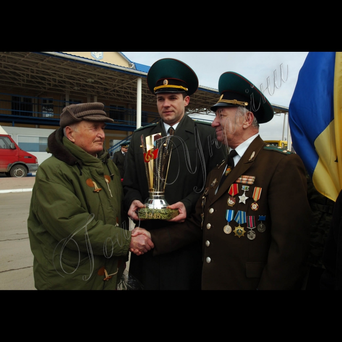 4 березня 2010 Одеська область, Рені. На виконання рішення Ради командувачів прикордонних відомств країн СНД від 04.06.2009 р.  «Про проведення естафети Перемоги вздовж зовнішніх державних кордонів країн--учасниць СНД, присвяченої 65-й річниці Перемоги у Великій Вітчизняній війні, з метою вшановування героїчного подвигу воїнів-прикордонників, патріотичного виховання населення…» у міжнародних пунктах пропуску через Державний кордон України проводяться врочисті заходи щодо приймання-передачі кубка Перемоги.
Ізмаїльські прикордонники прийняли естафету від прикордонників республіки Молдова в міжнародному пункті пропуску «Рені-Джурджулешти».