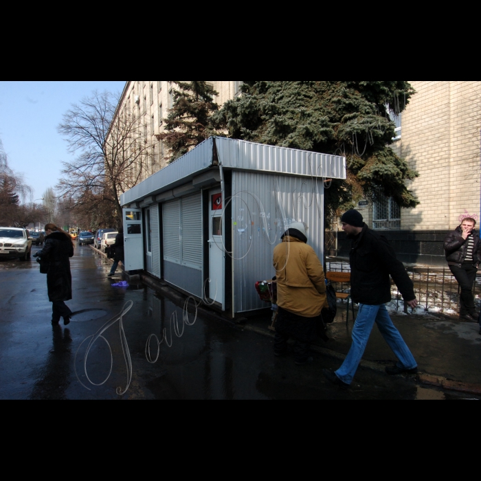 19 березня 2010 Київ. Кіоски на тротуарі біля ст. метро Шулявська.