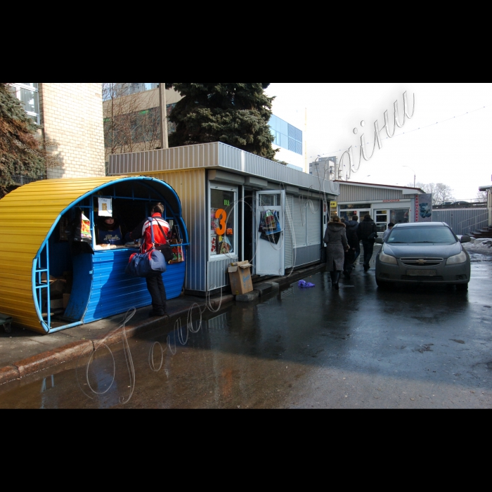 19 березня 2010 Київ. Кіоски на тротуарі біля ст. метро Шулявська.