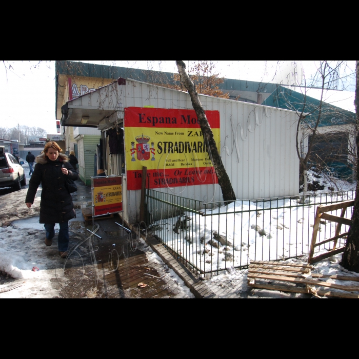 19 березня 2010 Київ. Кіоски на тротуарі біля ст. метро Шулявська.