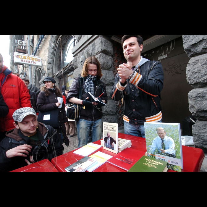 20 березня 2010 у Києві, біля книгарні «Сяйво» відбулась акція «Народна книгарня». Просто на вулиці, біля входу до книгарні, що заблокований вантажівками, книговидавці продаватимуть книжки, поети читатимуть вірші, художники малюватимуть картини. Під час акції активісти громадських рухів, у тому числі «ОПОРИ», «Збережи старий Київ», «Комітету прямої дії», «Фундації регіональних ініціатив» та бюро журналістських розслідувань «Свідомо» представлять ідею повернення книгарні до комунальної власності з утворенням там культурного центру із громадською наглядовою радою. 