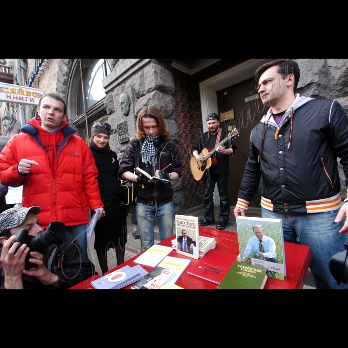 20 березня 2010 у Києві, біля книгарні «Сяйво» відбулась акція «Народна книгарня». Просто на вулиці, біля входу до книгарні, що заблокований вантажівками, книговидавці продаватимуть книжки, поети читатимуть вірші, художники малюватимуть картини. Під час акції активісти громадських рухів, у тому числі «ОПОРИ», «Збережи старий Київ», «Комітету прямої дії», «Фундації регіональних ініціатив» та бюро журналістських розслідувань «Свідомо» представлять ідею повернення книгарні до комунальної власності з утворенням там культурного центру із громадською наглядовою радою. 