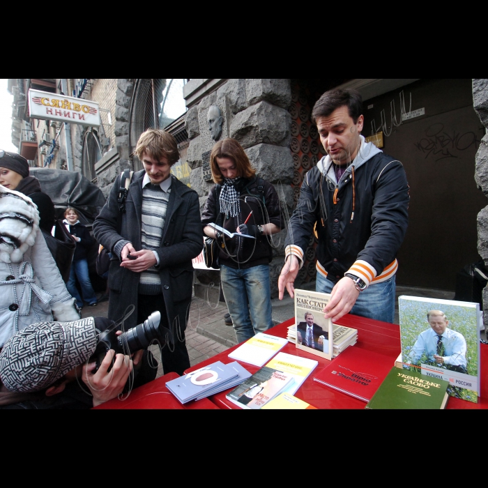 20 березня 2010 у Києві, біля книгарні «Сяйво» відбулась акція «Народна книгарня». Просто на вулиці, біля входу до книгарні, що заблокований вантажівками, книговидавці продаватимуть книжки, поети читатимуть вірші, художники малюватимуть картини. Під час акції активісти громадських рухів, у тому числі «ОПОРИ», «Збережи старий Київ», «Комітету прямої дії», «Фундації регіональних ініціатив» та бюро журналістських розслідувань «Свідомо» представлять ідею повернення книгарні до комунальної власності з утворенням там культурного центру із громадською наглядовою радою. 