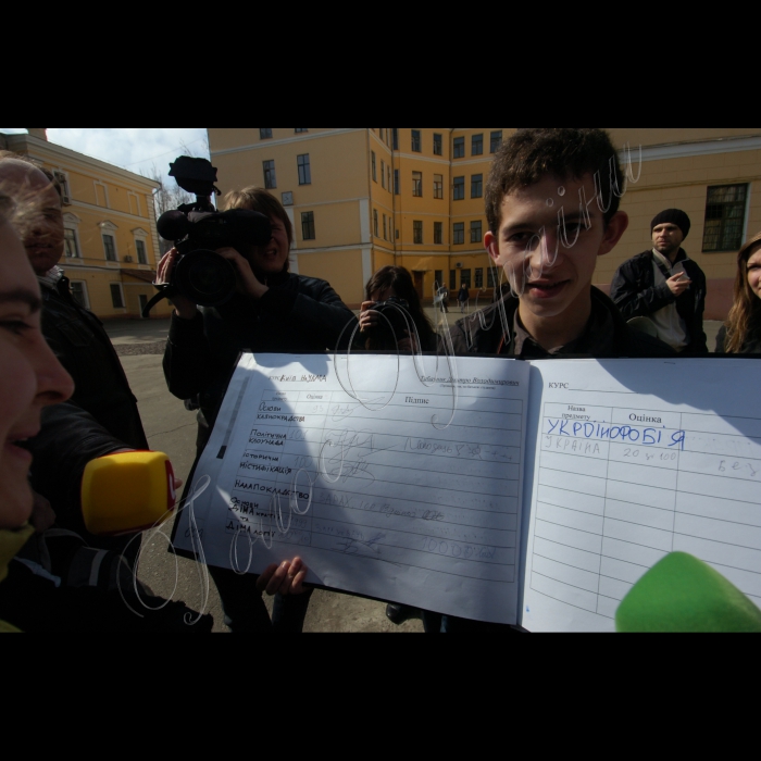 31 березня 2010 біля Києво-Могилянської академії столичні студенти виставляли оцінки міністру освіти і науки Дмитру Табачнику.