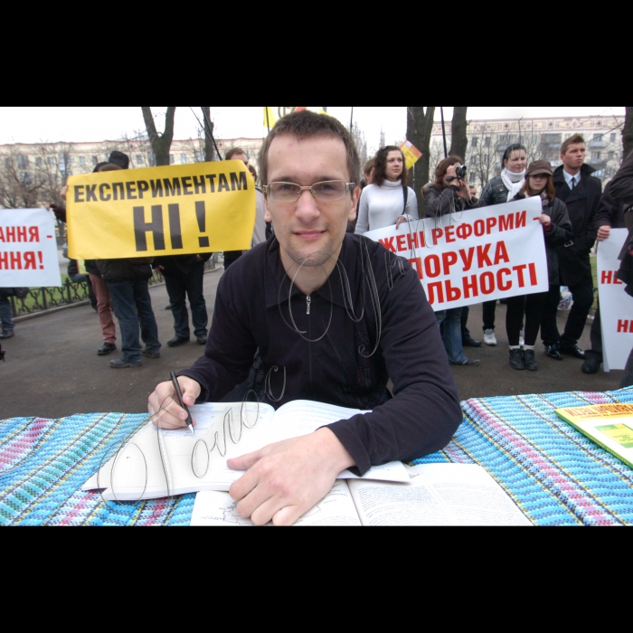 2 квітня 2010 біля Міносвіти активісти молодіжного крила СПУ та  «Студентський Патруль Країни» - СПеКа провели акцію протесту проти введення тестування у ВНЗ України.
Студенти вийшли під стіни міністерства з гаслом «У вишах тестування - корупції вітання».