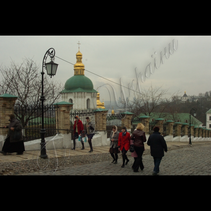 2 квітня 2010 на території Києво-Печерської лаври встановлено унікальну скульптуру художниці Оксани Мась, створену з писанок. Скульптура є частиною більшого концептуального проекту художниці “Сфери Відродження. Heliy3”.