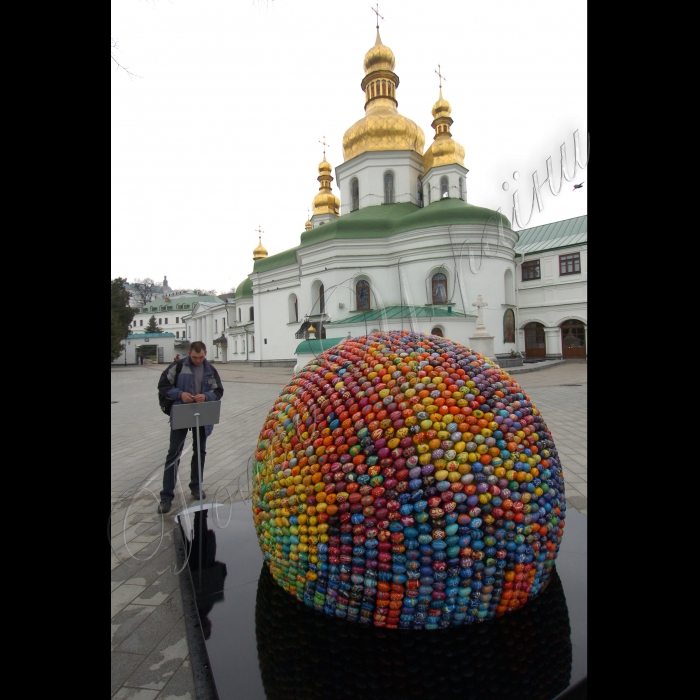 2 квітня 2010 на території Києво-Печерської лаври встановлено унікальну скульптуру художниці Оксани Мась, створену з писанок. Скульптура є частиною більшого концептуального проекту художниці “Сфери Відродження. Heliy3”.