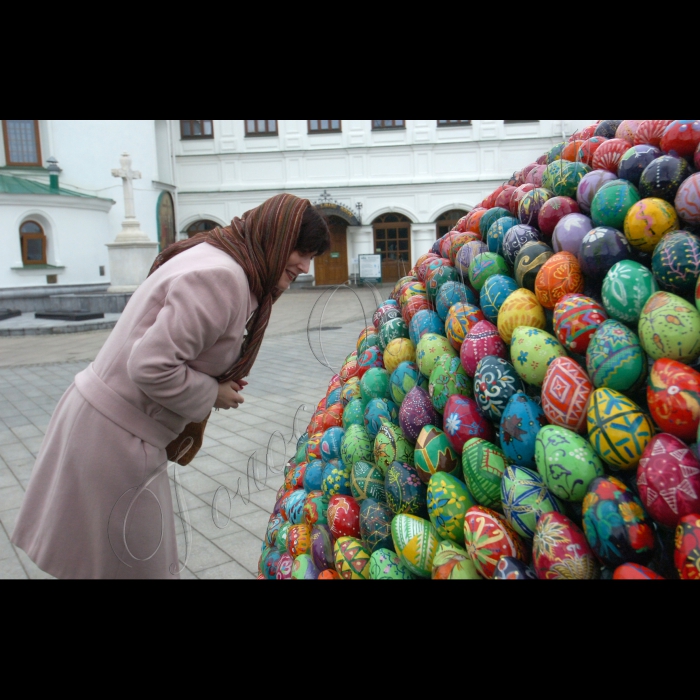2 квітня 2010 на території Києво-Печерської лаври встановлено унікальну скульптуру художниці Оксани Мась, створену з писанок. Скульптура є частиною більшого концептуального проекту художниці “Сфери Відродження. Heliy3”.