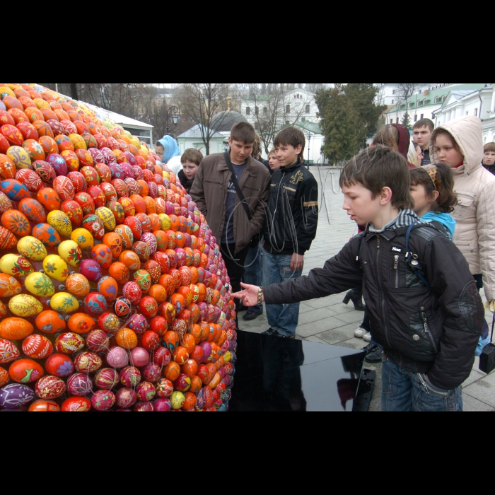 2 квітня 2010 на території Києво-Печерської лаври встановлено унікальну скульптуру художниці Оксани Мась, створену з писанок. Скульптура є частиною більшого концептуального проекту художниці “Сфери Відродження. Heliy3”.