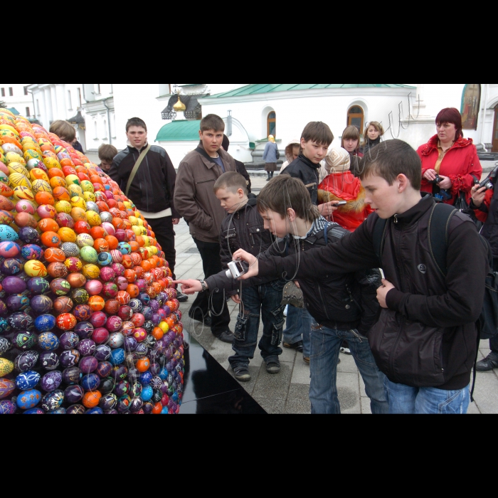 2 квітня 2010 на території Києво-Печерської лаври встановлено унікальну скульптуру художниці Оксани Мась, створену з писанок. Скульптура є частиною більшого концептуального проекту художниці “Сфери Відродження. Heliy3”.