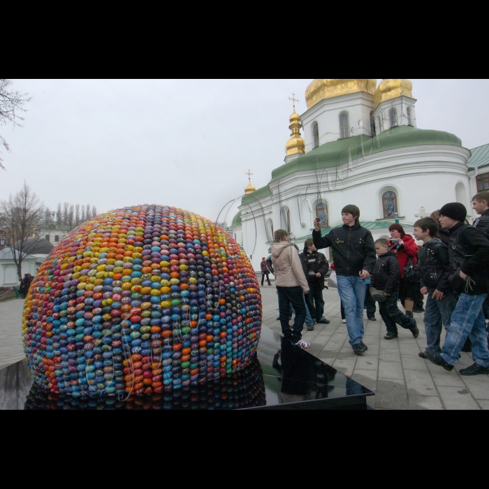 2 квітня 2010 на території Києво-Печерської лаври встановлено унікальну скульптуру художниці Оксани Мась, створену з писанок. Скульптура є частиною більшого концептуального проекту художниці “Сфери Відродження. Heliy3”.