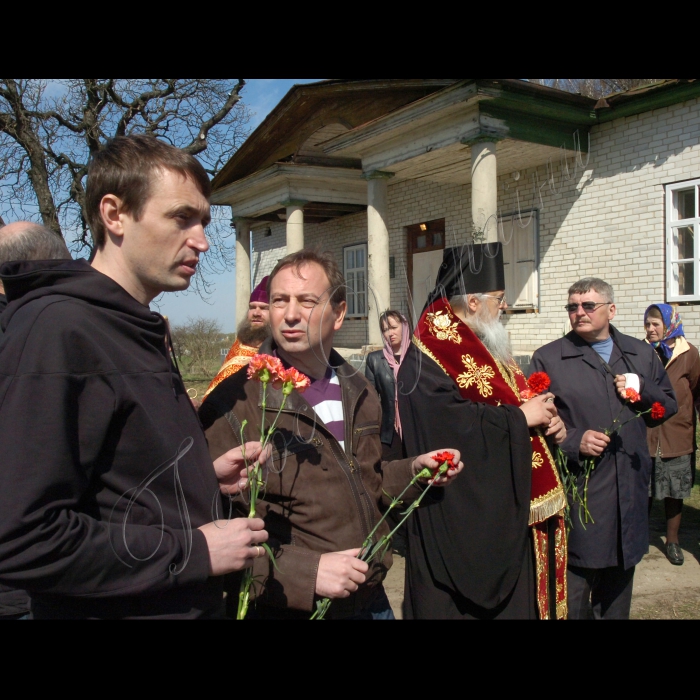 19 квітня 2010 село Дідівці Прилуцького району Чернігівської області.
Заступник Голови Верховної Ради Микола Томенко і народний депутат Валерій Дубіль узяли участь в акції «Микола Костомаров повертається на Чернігівщину», в рамках якої було презентовано проведені реставраційні роботи в садибі М. Костомарова, встановлено меморіальний хрест на місці майбутньої церкви тощо.