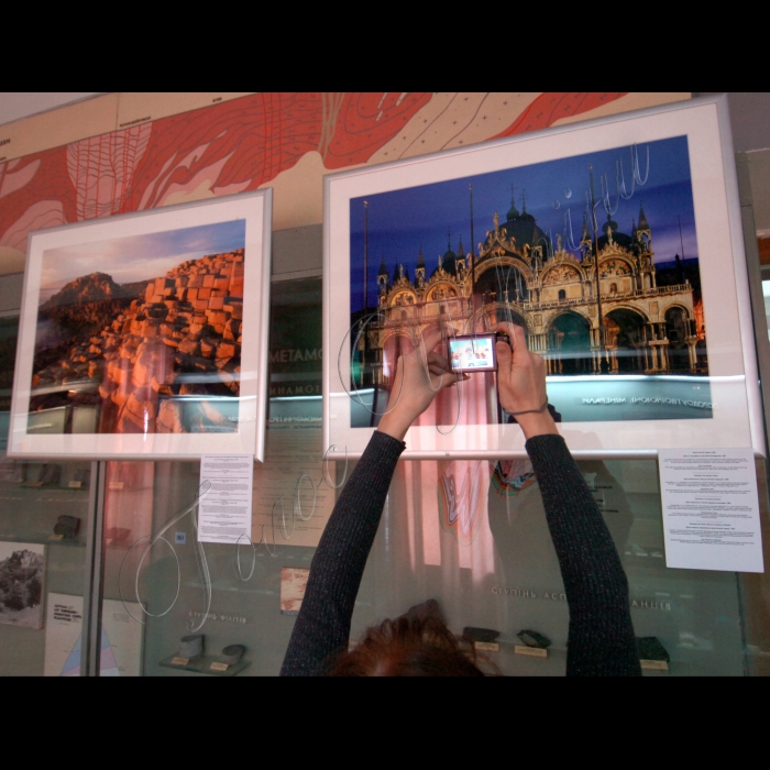 21 квітня 2010 Київ. Відкрито виставку фотографій великого формату, яка містить зображення 29 об’єктів світової спадщини ЮНЕСКО. Виставка демонструватиметься  з 21 по 29 квітня в Національному науково-природничому музеї НАН України. Нині виставка подорожує світом - вона вже демонструвалася у Швейцарії, Росії та Норвегії. Після Києва виставка поїде в Копенгаген, Париж, Брюссель та в інші міста.