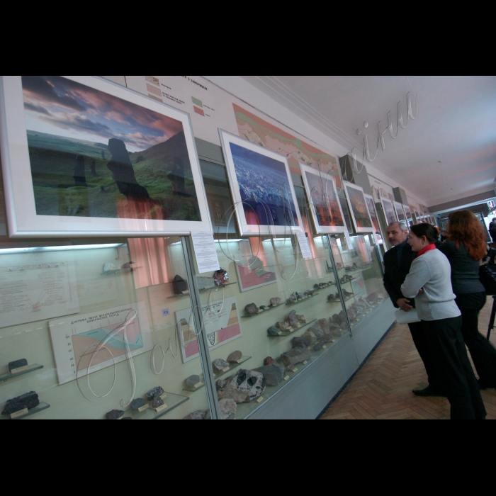21 квітня 2010 Київ. Відкрито виставку фотографій великого формату, яка містить зображення 29 об’єктів світової спадщини ЮНЕСКО. Виставка демонструватиметься  з 21 по 29 квітня в Національному науково-природничому музеї НАН України. Нині виставка подорожує світом - вона вже демонструвалася у Швейцарії, Росії та Норвегії. Після Києва виставка поїде в Копенгаген, Париж, Брюссель та в інші міста.