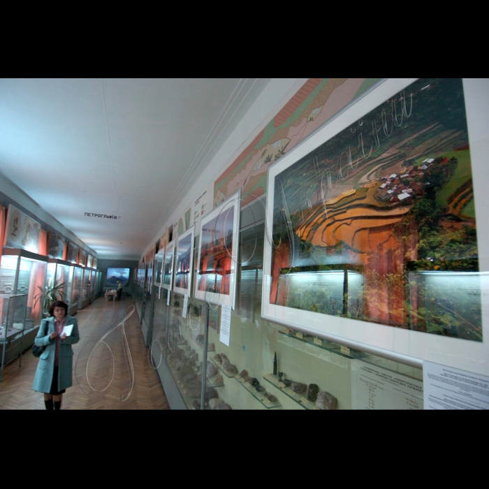 21 квітня 2010 Київ. Відкрито виставку фотографій великого формату, яка містить зображення 29 об’єктів світової спадщини ЮНЕСКО. Виставка демонструватиметься  з 21 по 29 квітня в Національному науково-природничому музеї НАН України. Нині виставка подорожує світом - вона вже демонструвалася у Швейцарії, Росії та Норвегії. Після Києва виставка поїде в Копенгаген, Париж, Брюссель та в інші міста.