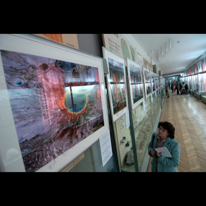 21 квітня 2010 Київ. Відкрито виставку фотографій великого формату, яка містить зображення 29 об’єктів світової спадщини ЮНЕСКО. Виставка демонструватиметься  з 21 по 29 квітня в Національному науково-природничому музеї НАН України. Нині виставка подорожує світом - вона вже демонструвалася у Швейцарії, Росії та Норвегії. Після Києва виставка поїде в Копенгаген, Париж, Брюссель та в інші міста.