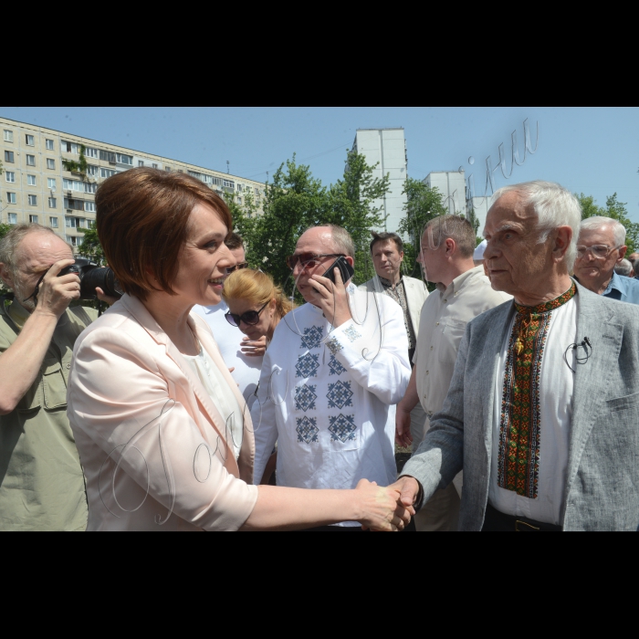 Урочисте відкриття і освячення пам'ятника видатному українському письменнику Андрію Малишку. 