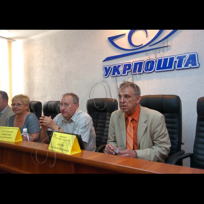 10 червня 2010 Крим, Сімферополь. У рамках проведення Днів «Голосу України» в АР Крим у Сімферополі біля Головпоштамту пройшла акція «День передплатника». Нарада поштовиков Криму із приводу передплати на «Голос України». Керівник Олександр Сосін.