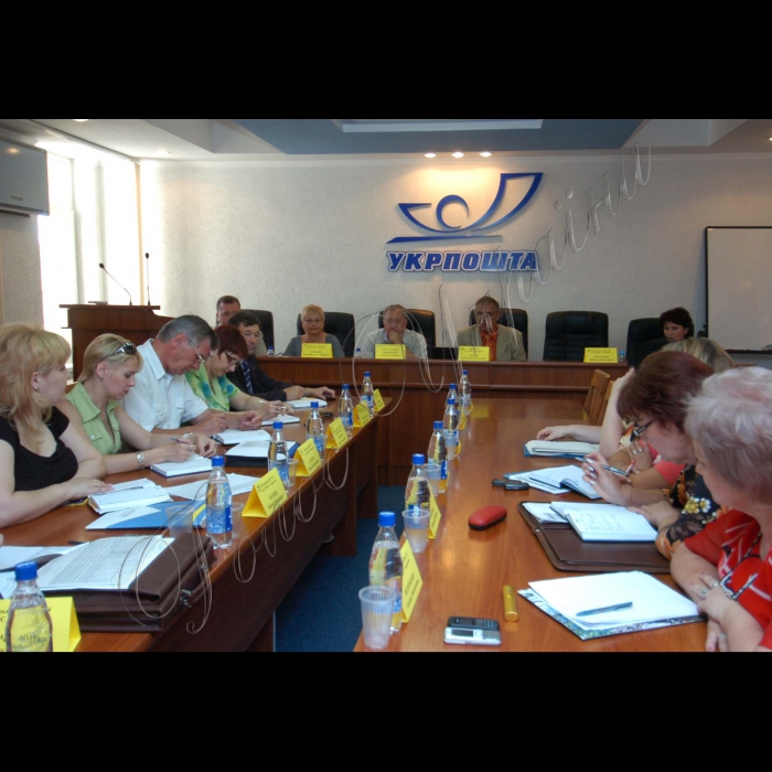 10 червня 2010 Крим, Сімферополь. У рамках проведення Днів «Голосу України» в АР Крим у Сімферополі біля Головпоштамту пройшла акція «День передплатника».