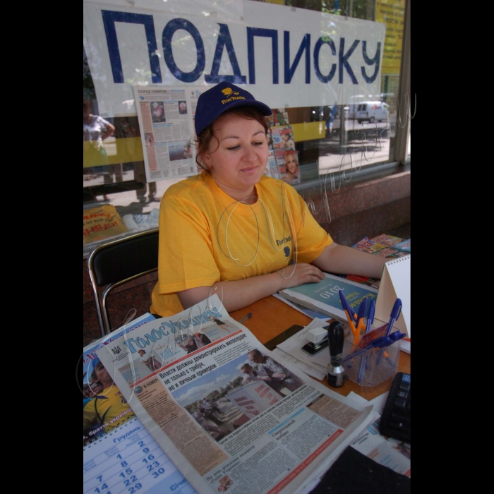 10 червня 2010 Крим, Сімферополь. У рамках проведення Днів «Голосу України» в АР Крим у Сімферополі біля Головпоштамту пройшла акція «День передплатника». Оператор поштової відділення Люман Зейнеп.