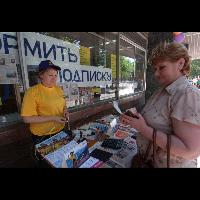 10 червня 2010 Крим, Сімферополь. У рамках проведення Днів «Голосу України» в АР Крим у Сімферополі біля Головпоштамту пройшла акція «День передплатника». Мешканка Сімферополя Олена Іванова оформила на півроку 5-разовий випуск газети.