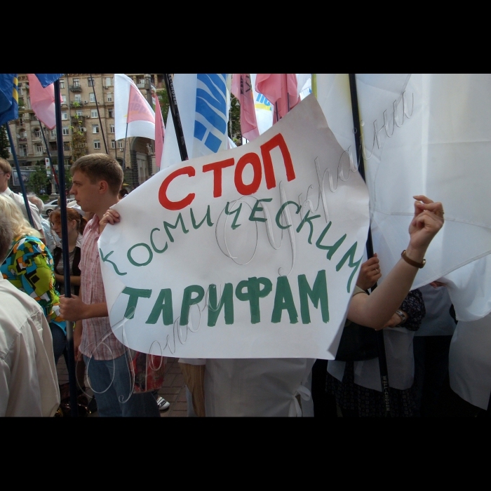 17 червня 2010 біля КМДА відбувся пікет проти підвищення в Києві тарифів на централізоване опалення, гаряче водопостачання й водовідвід для населення з 1 липня. Акція пройде під гаслом «Не дозволимо Януковичу і Черновецькому залазити в кишені киян!». Організатори: Київська міська партійна організація «ВО «Батьківщина», Народний комітет захисту України. Вимоги: відновлення мораторію на підвищення комунальних тарифів.  