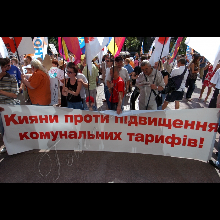 17 червня 2010 біля КМДА відбувся пікет проти підвищення в Києві тарифів на централізоване опалення, гаряче водопостачання й водовідвід для населення з 1 липня. Акція пройде під гаслом «Не дозволимо Януковичу і Черновецькому залазити в кишені киян!». Організатори: Київська міська партійна організація «ВО «Батьківщина», Народний комітет захисту України. Вимоги: відновлення мораторію на підвищення комунальних тарифів. 