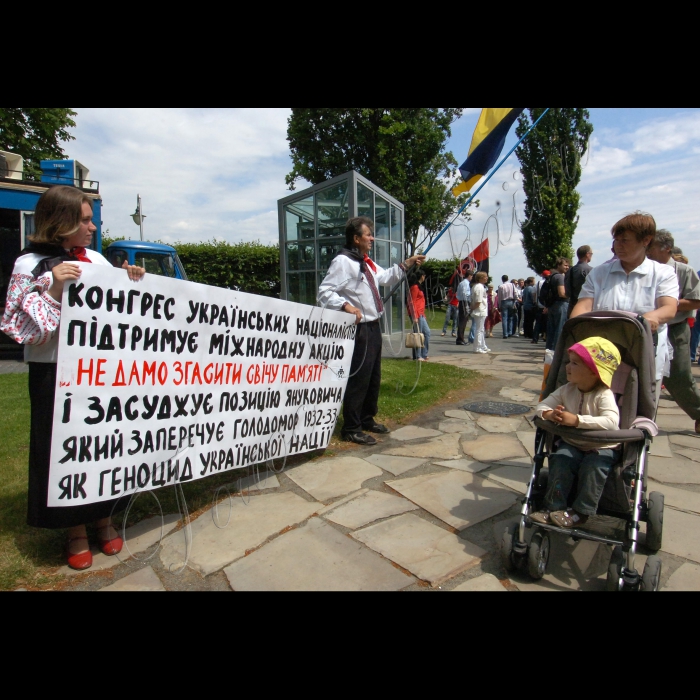 19 червня 2010 у Києві біля Меморіалу пам'яті жертв голодоморів в Україні відбулась акція  пам’яті жертв голодомору «Не дамо загасити свічу пам’яті». Організатори: Світовий конгрес українців, Український інститут національної пам'яті. 
Відбудеться молитва за невинно вбитих, після якої Cвічки Пам'яті поїдуть у міста України та по всьому світу. У кожній країні, яка підтримала кампанію -- а це Велика Британія, Австралія, США, Іспанія, Канада, Аргентина, Бразилія, Греція, Росія та інші, - участь у молитві візьмуть представники різних релігій і конфесій, політики, представники влади та української діаспори.