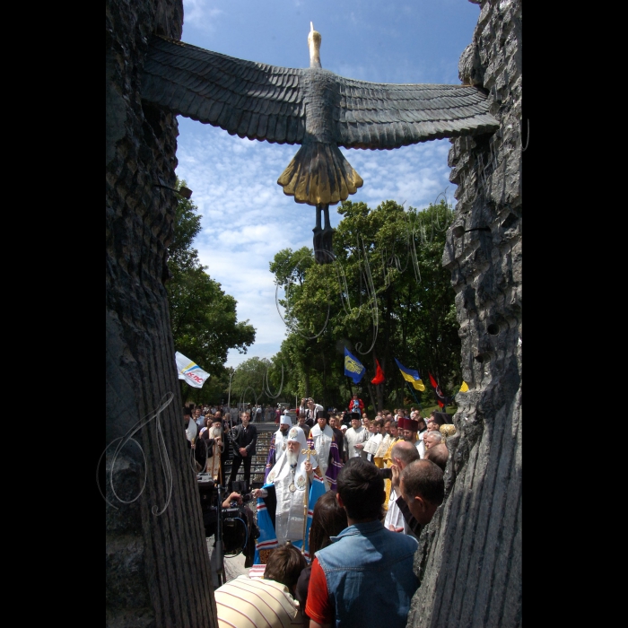 19 червня 2010 у Києві біля Меморіалу пам'яті жертв голодоморів в Україні відбулась акція  пам’яті жертв голодомору «Не дамо загасити свічу пам’яті». Організатори: Світовий конгрес українців, Український інститут національної пам'яті. 
Відбудеться молитва за невинно вбитих, після якої Cвічки Пам'яті поїдуть у міста України та по всьому світу. У кожній країні, яка підтримала кампанію -- а це Велика Британія, Австралія, США, Іспанія, Канада, Аргентина, Бразилія, Греція, Росія та інші, - участь у молитві візьмуть представники різних релігій і конфесій, політики, представники влади та української діаспори.