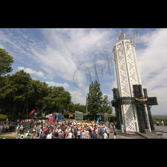 19 червня 2010 у Києві біля Меморіалу пам'яті жертв голодоморів в Україні відбулась акція  пам’яті жертв голодомору «Не дамо загасити свічу пам’яті». Організатори: Світовий конгрес українців, Український інститут національної пам'яті. 
Відбудеться молитва за невинно вбитих, після якої Cвічки Пам'яті поїдуть у міста України та по всьому світу. У кожній країні, яка підтримала кампанію -- а це Велика Британія, Австралія, США, Іспанія, Канада, Аргентина, Бразилія, Греція, Росія та інші, - участь у молитві візьмуть представники різних релігій і конфесій, політики, представники влади та української діаспори.