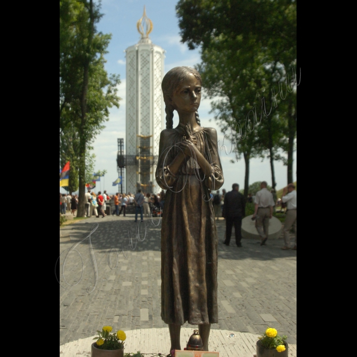 19 червня 2010 у Києві біля Меморіалу пам'яті жертв голодоморів в Україні відбулась акція  пам’яті жертв голодомору «Не дамо загасити свічу пам’яті». Організатори: Світовий конгрес українців, Український інститут національної пам'яті. 
Відбудеться молитва за невинно вбитих, після якої Cвічки Пам'яті поїдуть у міста України та по всьому світу. У кожній країні, яка підтримала кампанію -- а це Велика Британія, Австралія, США, Іспанія, Канада, Аргентина, Бразилія, Греція, Росія та інші, - участь у молитві візьмуть представники різних релігій і конфесій, політики, представники влади та української діаспори.
