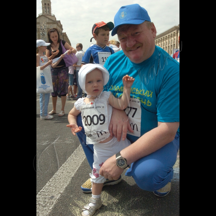 19 червня 2010 у Києві на Майдані Незалежності пройшла акція - Олімпійський пробіг-2010 в рамках Олімпійського дня. Захід відбувся за підтримки Міністерства України у справах сім’ї, молоді та спорту, Національного олімпійського комітету України та Київської міської державної адміністрації.