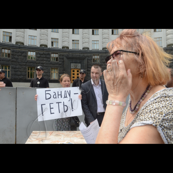 22 червня 2016 біля КМУ розпочалась акція «STOP! – тарифний геноцид!». З 1 липня 2016 р. Кабмін в черговий раз підвищив тарифи для населення. Вимоги акції: мораторій на підвищення тарифів на електроенергію, опалення, природний газ, гаряче і холодне водопостачання, житлово-комунальні послуги; скасування всіх постанов регуляторних органів про підвищення тарифів на електроенергію, опалення, природний газ, гаряче і холодне водопостачання, житлово-комунальні послуги, починаючи з 1 січня 2015 р.; проведення незалежного аудиту під громадським контролем господарської, в тому числі фінансової, діяльності державних і приватних компаній, які надають послуги з електропостачання, опалення, постачання природного газу, гарячого і холодного водопостачання, житлово-комунальні послуги. 