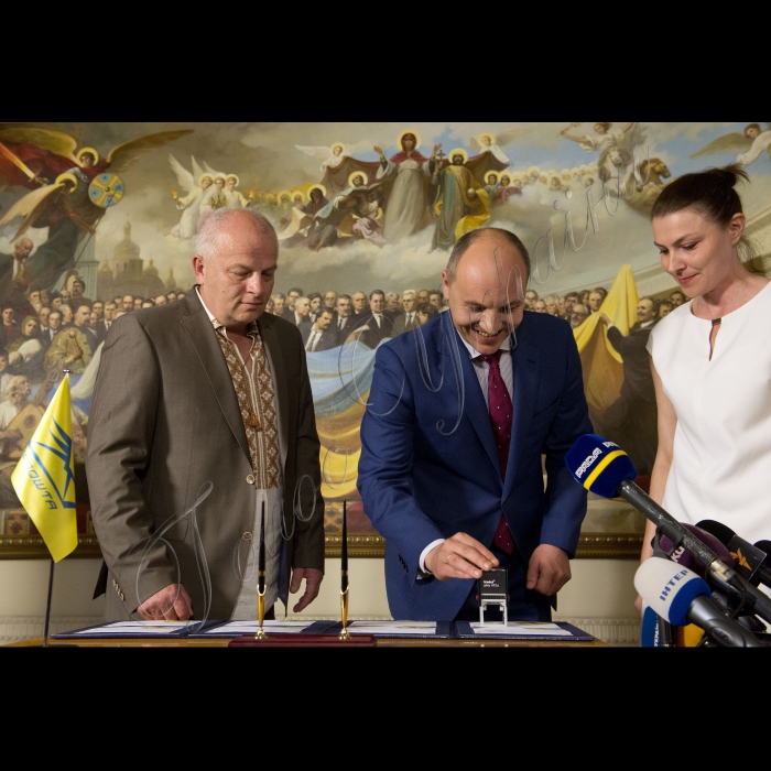 28 червня 2016 Голова Верховної Ради Андрій Парубій та перший віце-прем'єр-міністр Степан Кубів взяли участь в урочистій церемонії спецпогашення конверта з оригінальною маркою 