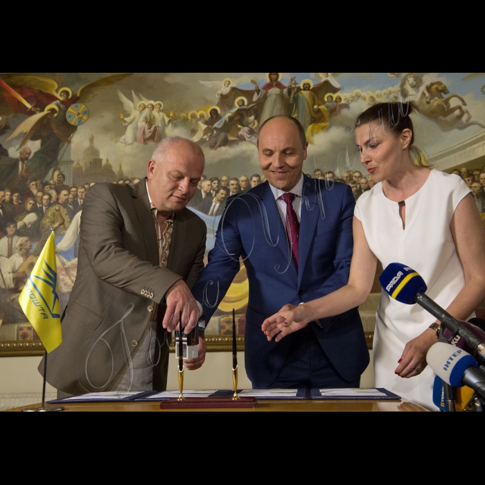 28 червня 2016 Голова Верховної Ради Андрій Парубій та перший віце-прем'єр-міністр Степан Кубів взяли участь в урочистій церемонії спецпогашення конверта з оригінальною маркою 