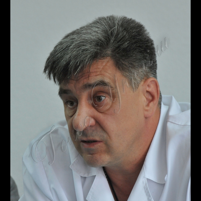 28 червня з Польщі спеціальним військовим медичним літаком «Віта» з Польщі, де він проходив лікування, в Україну перевезли майора, Героя України Олександра Петраківського.
На нашій війні капітан Олександр Петраківський очолював групу спеціального призначення оперативного командування «Північ» Збройних Сил України. Андрій Верба.