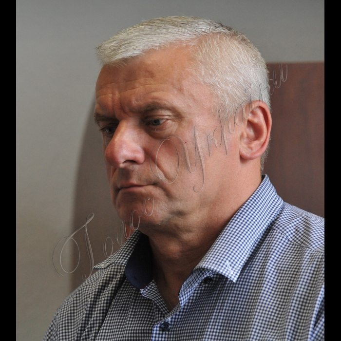 28 червня з Польщі спеціальним військовим медичним літаком «Віта» з Польщі, де він проходив лікування, в Україну перевезли майора, Героя України Олександра Петраківського.
На нашій війні капітан Олександр Петраківський очолював групу спеціального призначення оперативного командування «Північ» Збройних Сил України. Петро Петраківський.