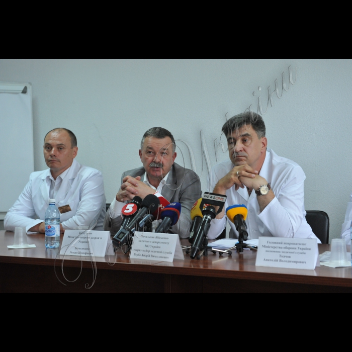 28 червня з Польщі спеціальним військовим медичним літаком «Віта» з Польщі, де він проходив лікування, в Україну перевезли майора, Героя України Олександра Петраківського.
На нашій війні капітан Олександр Петраківський очолював групу спеціального призначення оперативного командування «Північ» Збройних Сил України. 