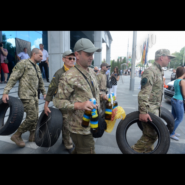 1 липня 2016 ветерани АТО прийшли до головного офісу холдингу ДТЕК з попереджувальною акцією. Патріоти вимагають звільнення з посади генерального директора ДТЕК Енерго Всеволода Старухіна.
