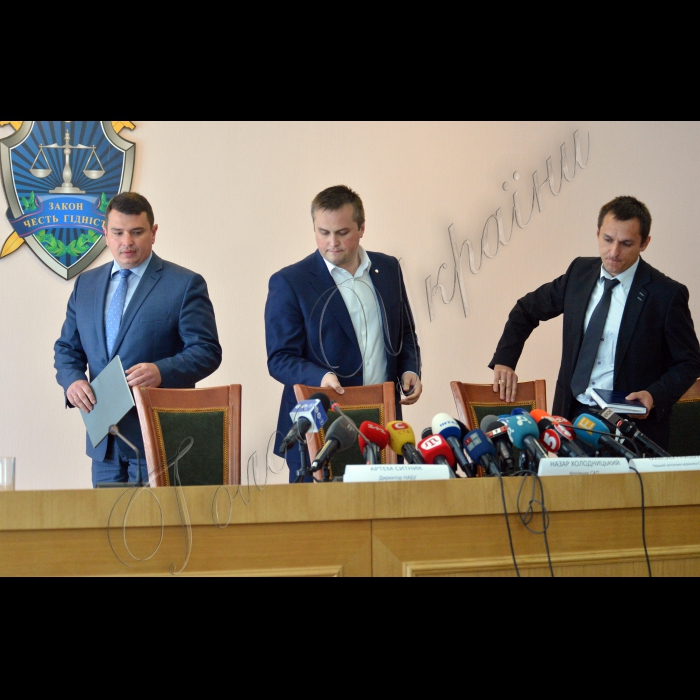 1 липня 2016 Київ. Спільний брифінг директора Національного антикорупційного бюро України Артема Ситника, керівника Спеціалізованої антикорупційної прокуратури Назара Холодницького та першого заступника  керівника Спеціалізованої антикорупційної прокуратури Максима Грищука щодо перебігу та результатів розслідувань резонансних кримінальних проваджень, зокрема щодо Держсанепідслужби, 