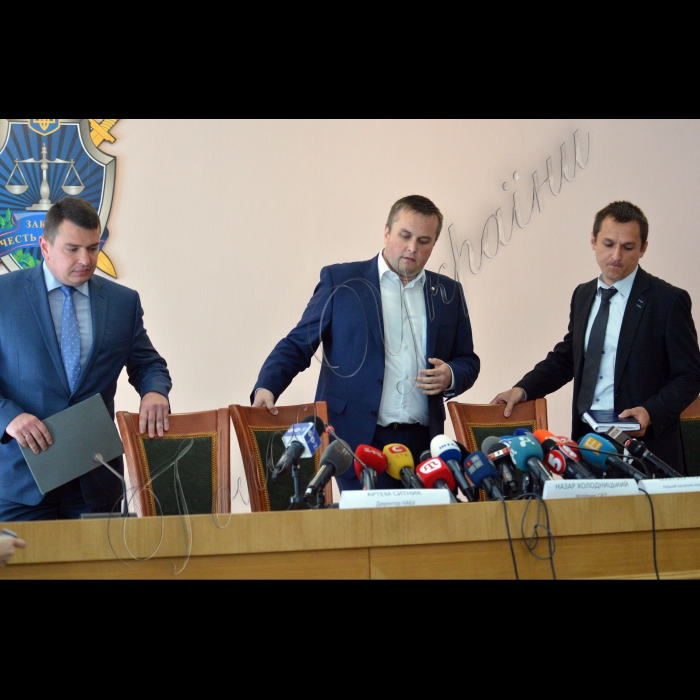 1 липня 2016 Київ. Спільний брифінг директора Національного антикорупційного бюро України Артема Ситника, керівника Спеціалізованої антикорупційної прокуратури Назара Холодницького та першого заступника  керівника Спеціалізованої антикорупційної прокуратури Максима Грищука щодо перебігу та результатів розслідувань резонансних кримінальних проваджень, зокрема щодо Держсанепідслужби, 